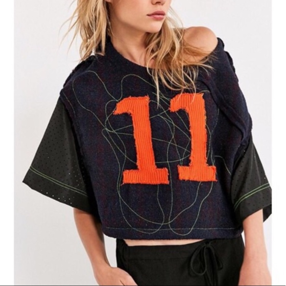 URBAN OUTFITTERS —>BDG Iggy 11 Cropped Top
